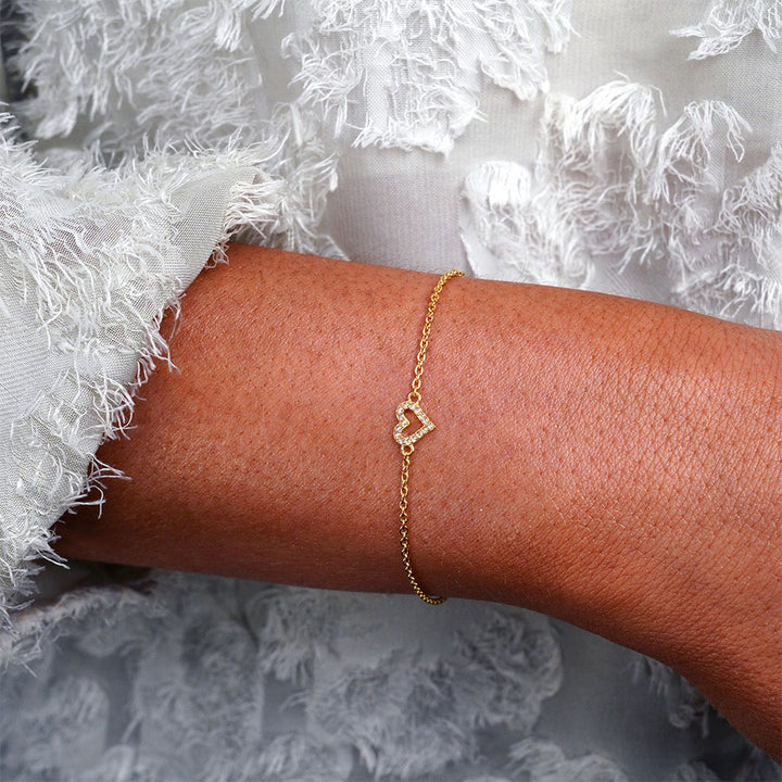 Gold bracelet with heart and White Topaz crystals. Heart bracelet in gold with sparkling crystals of White Topaz.