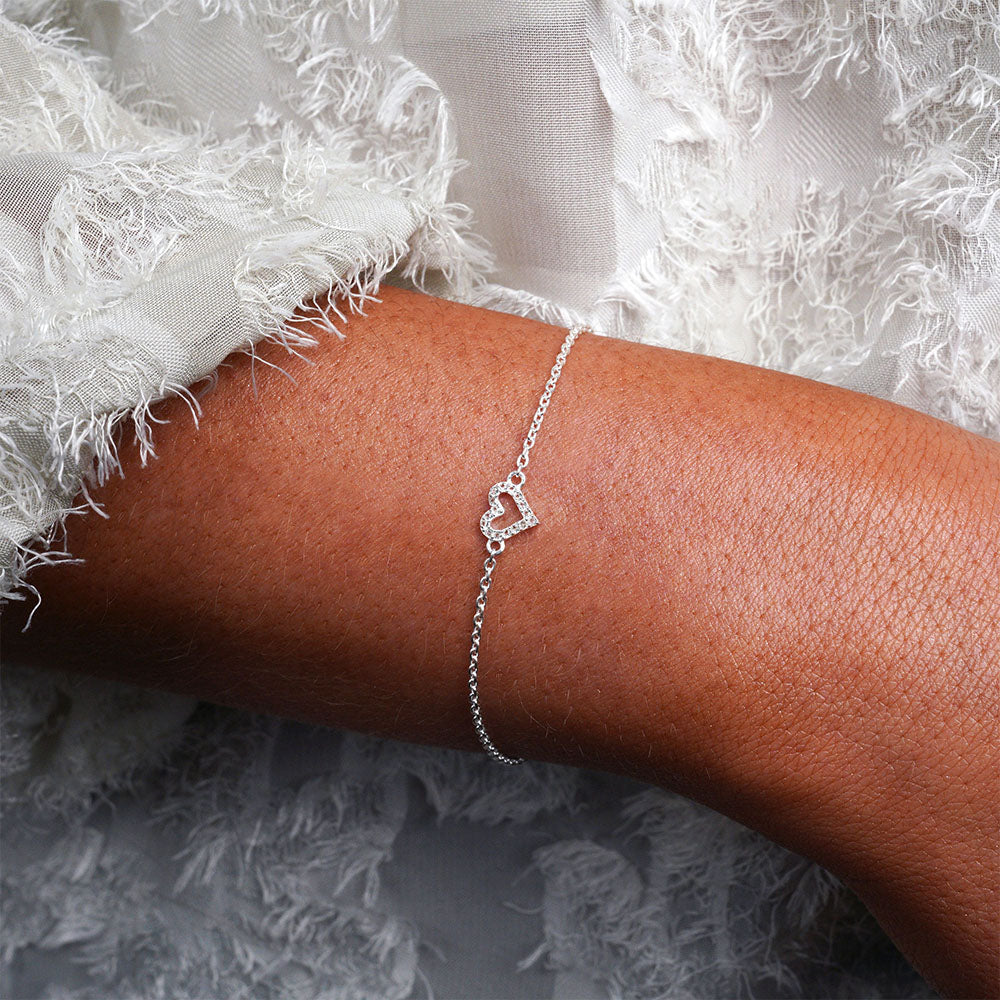  Heart bracelet in silver with White Topaz crystals. White topaz bracelet with heart in silver.
