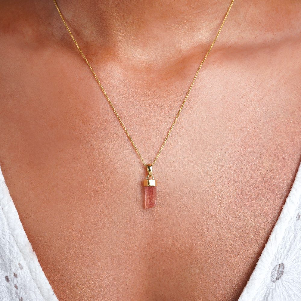 Necklace with strawberry quartz in beautiful lace in gold. Jewelry with red stone Strawberry quartz point to wear as a necklace and which gives harmony.