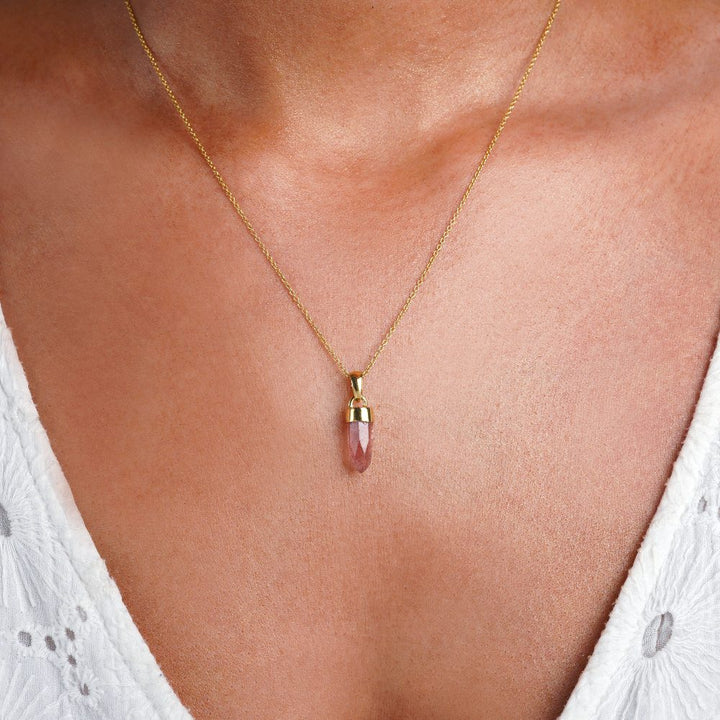 Mini tip with strawberry quartz in gold. The gemstone Strawberry Quartz with a red pink color.