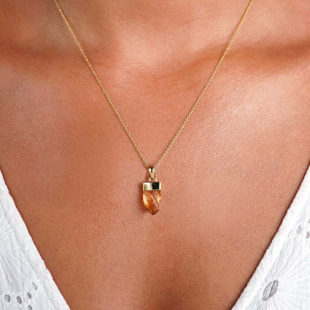 Gold necklace with a raw yellow Citrine crystal. Beautiful mother earth necklace with a raw Citrine gemstone with gold details.