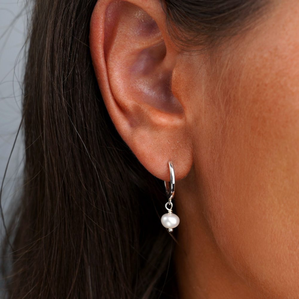 Earrings with freshwater pearl. Hoops earrings with pearls in sterling silver.
