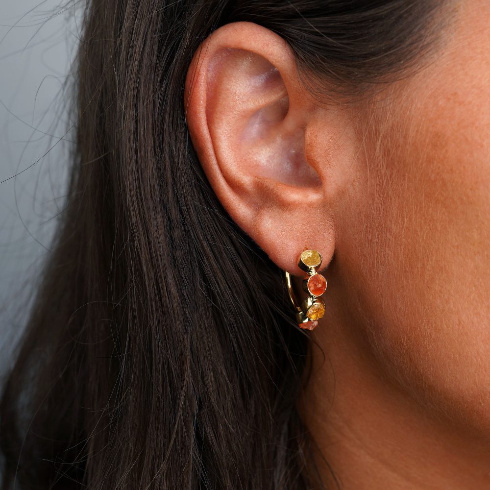 Raw crystal earring with Citrine and Carneol in gold. Gemstone hoop earring with raw gemstones in yellow and orange color.