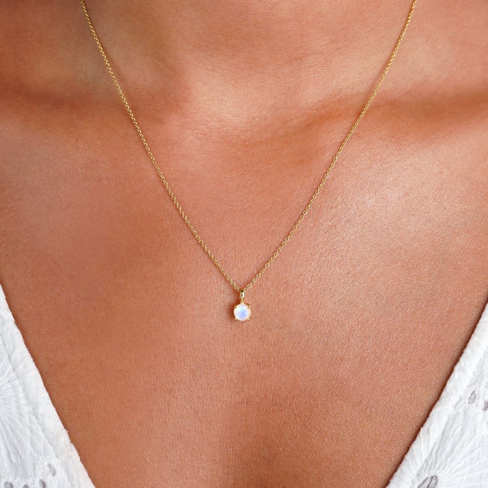 Moonstone necklace in gold. Classy crystal necklace in gold win Moonstone.