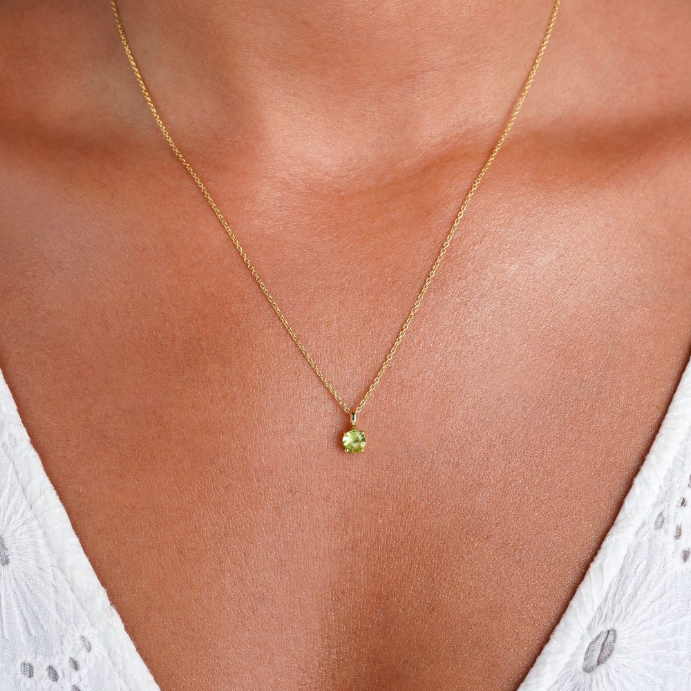 Kristallsmycke med augusti månadssten Peridot. Halsband med grön sten Perdiot som står för skydd, helande och självförtroende.