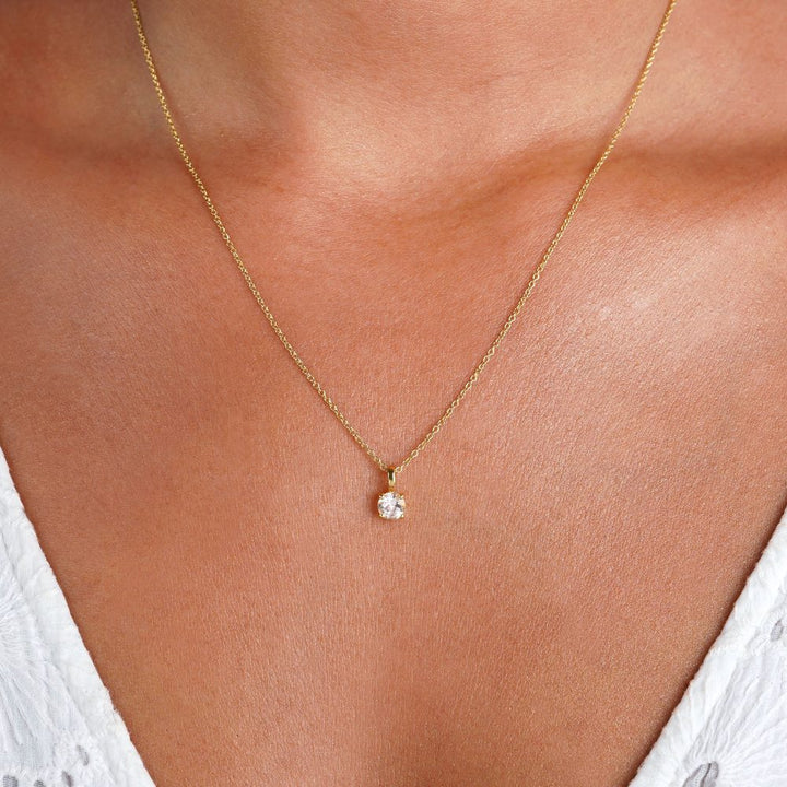 Necklace with white Topaz in gold. Jewelry with crystal white Topaz to wear as a necklace.