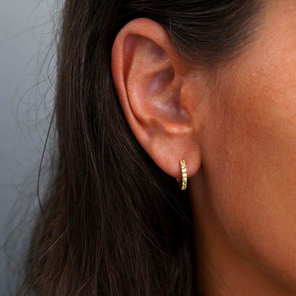 Gold earring with small crystals in Peridot. Beautiful earring in gold with lots of Peridot gemstones.