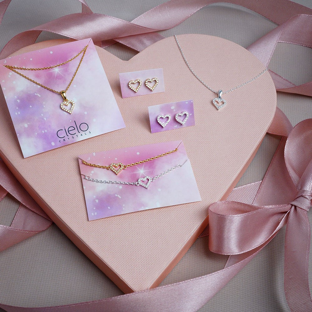 Jewelry with hearts in silver and gold. Crystal jewelry with hearts in necklaces, bracelets and earrings.
