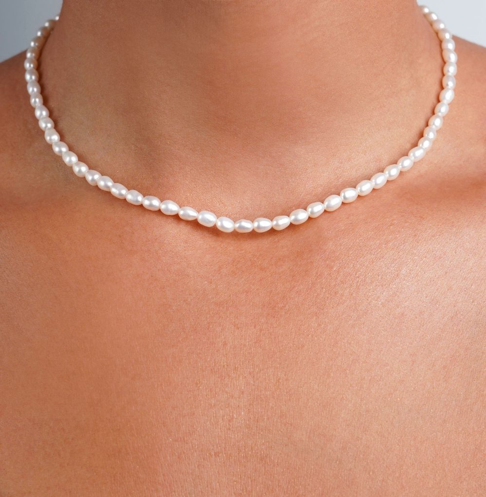Necklace with freshwater pearls. Pearl necklace in a elegant and classic design.
