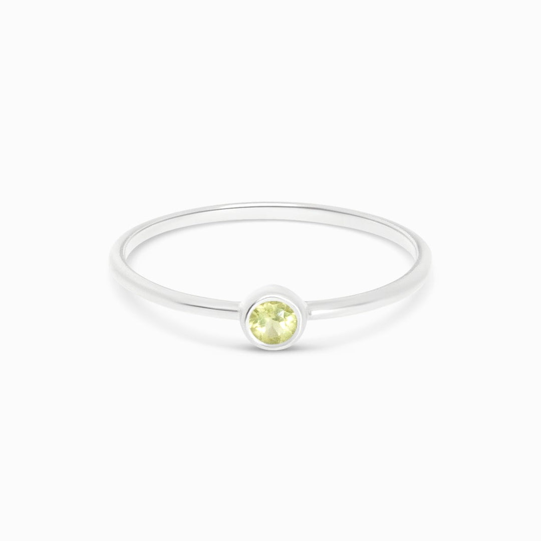 Crystal ring with Peridot in sterling silver 925. Elegant and modern ring with green gemstone Peridot.