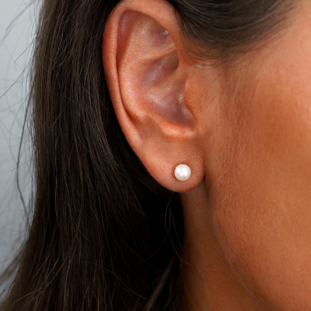 Earrings with Freshwater Pearl in sterling silver. Classic earrings with pearls in sterling silver.