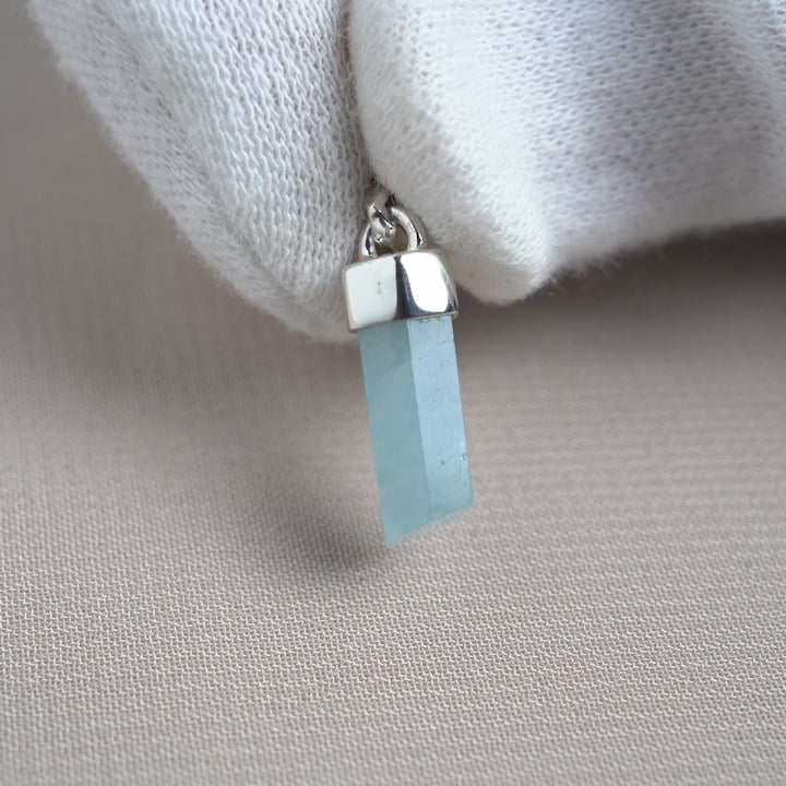 Aquamarine pendant in a modern design and silver details. Blue gemstone jewelry with Aquamarine.