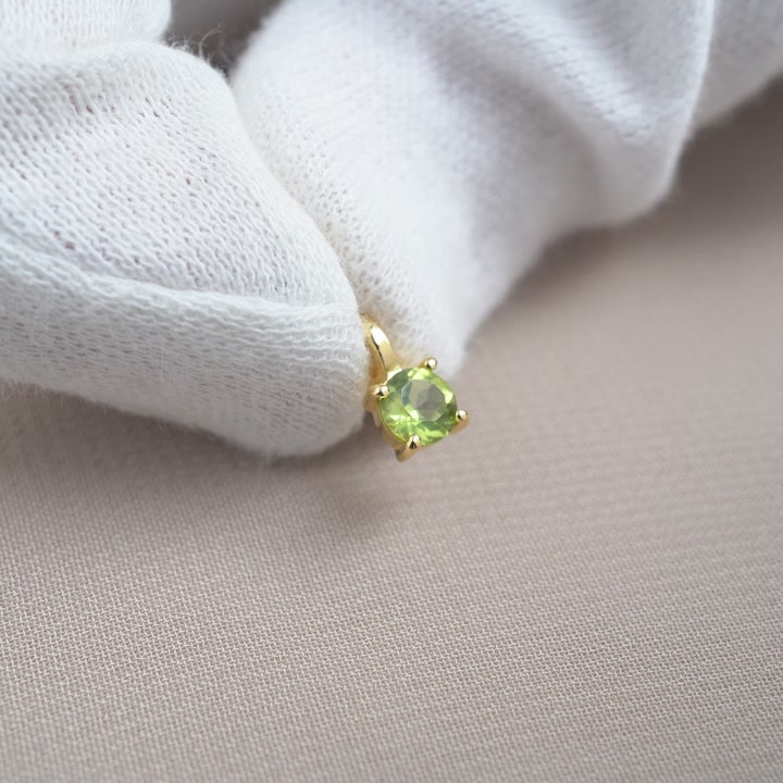 Crystal charm with green gemstone Peridot with gold details. Gold gemstone charm with Peridot in gold.