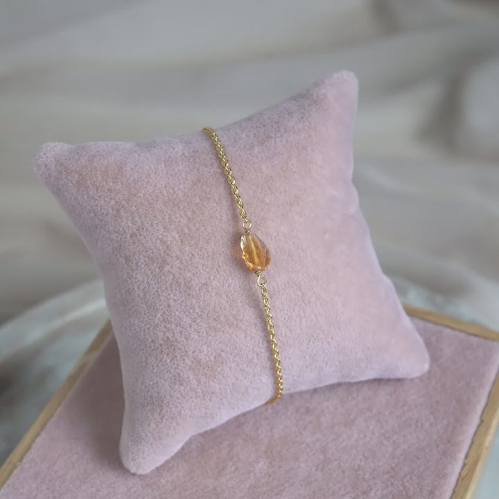 Crystal bracelet in gold with raw citrine.