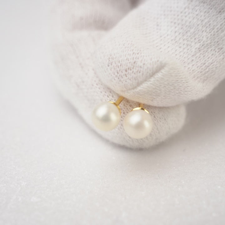 Classy freshwater pearl stud earrings. Elegant and simple earrings with Freshwater pearl in gold.