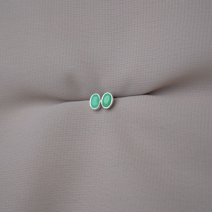 Chrysoprase stud earrings in silver. Gemstone earrings with Chrysoprase that has a beautiful green color.