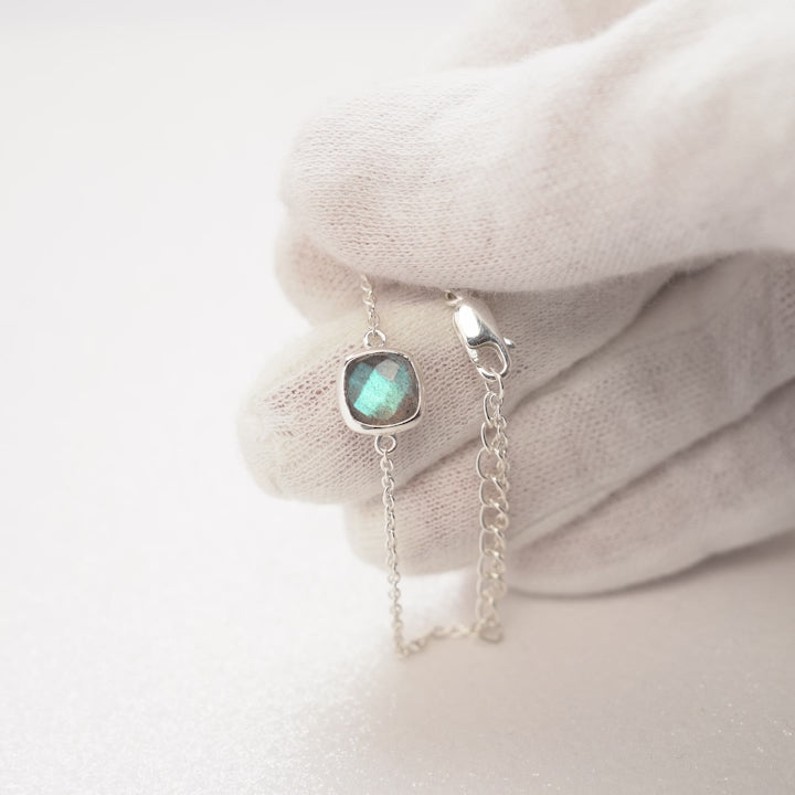 Gemstone bracelet with Labradorite in silver. Crystal bracelet in sterling silver with Labradorite.