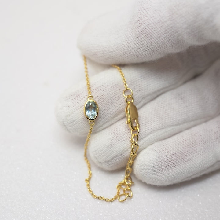 Goldbracelet with Blue Topaz gemstone. Crystal bracelet in gold and with the blue crystal Blue Topaz.