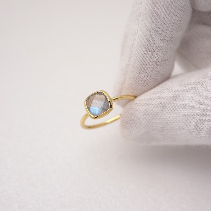 Elegant gold with Labradorite gemstone that has a magical blue shimmer. Gemstone ring in a elegant design with Labradorite.