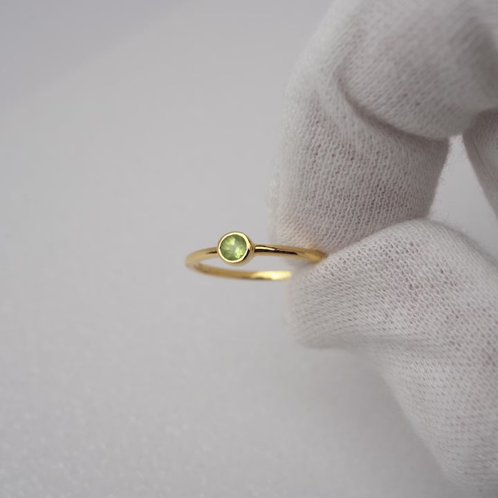 Gold ring with green gemstone Peridot. Clean and modern crystal ring with Peridot in gold.