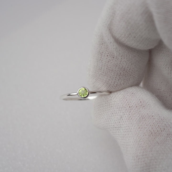 Silver ring with Peridot the birhtstone of August. Gemstone ring in a modern and petite design with green crystal Peridot.