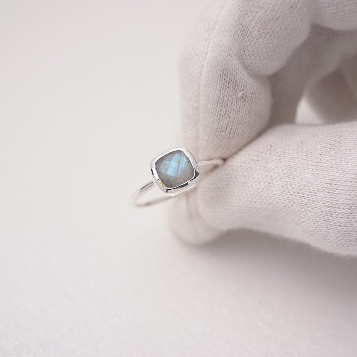 Elegant gemstone ring with Labradorite in silver. Crystal ring in sterling silver with magical Labradorite crystal.