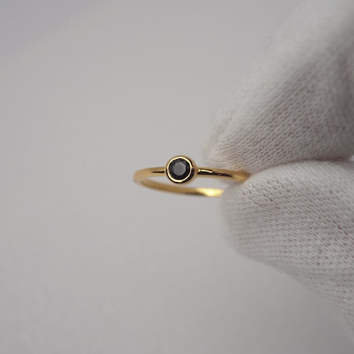 Onyx ring in a classy design. Gold ring with gemstone Onyx in a modern design.