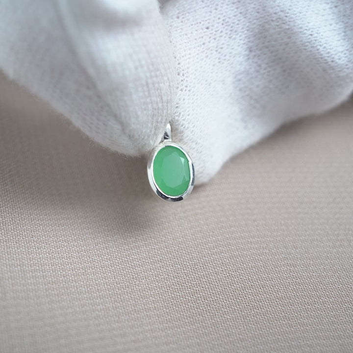 May birthstone charm with Chrysoprase in silver. Crystal charm with May birthstone Chrysoprase in silver.