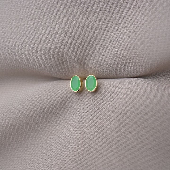 Gemstone stud earrings with green Chrysoprase crystal in gold. Modern and classy gemstone earrings with Chrysoprase crystal.