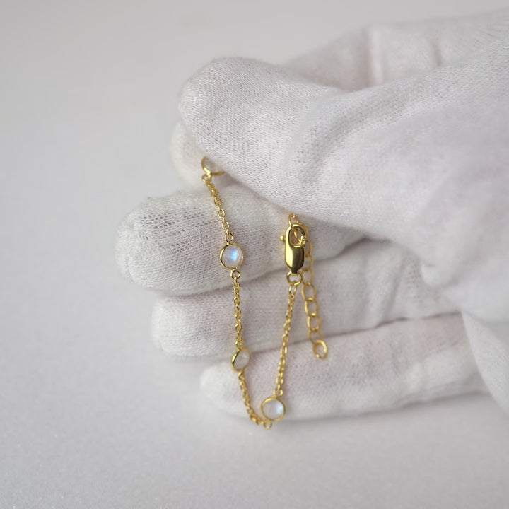 Gold bracelet with Rainbow Moonstone crystals that has a beautiful blue shimmer. Classy gemstone bracelet in gold with magical crystal Moonstone.