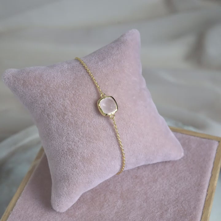 Gold bracelet with crystal Rose Quartz, which is the birthstone of October. Bracelet in gold with Rose quartz, which is a crystal that symbolizes love.