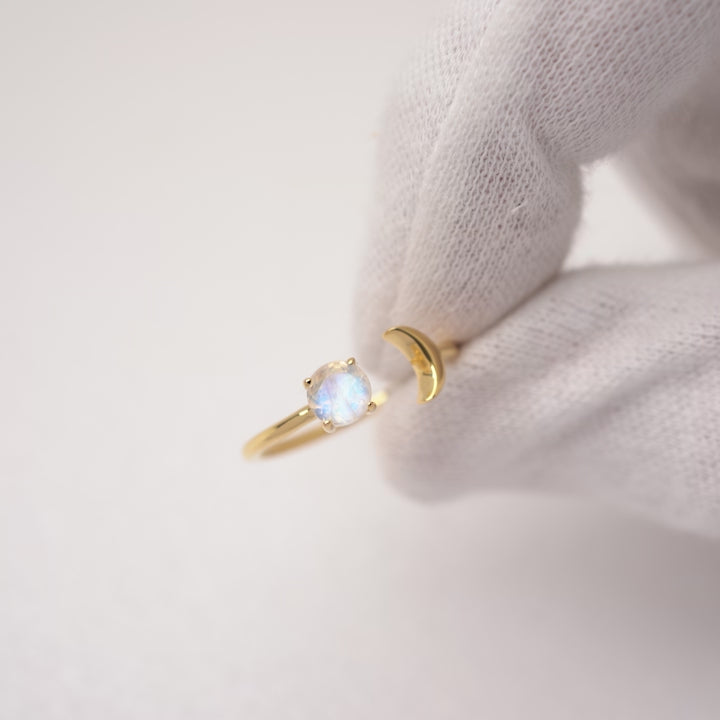 Luna ring in gold with Moonstone. Magical crystal ring with a golden moon and Rainbow Moonstone.