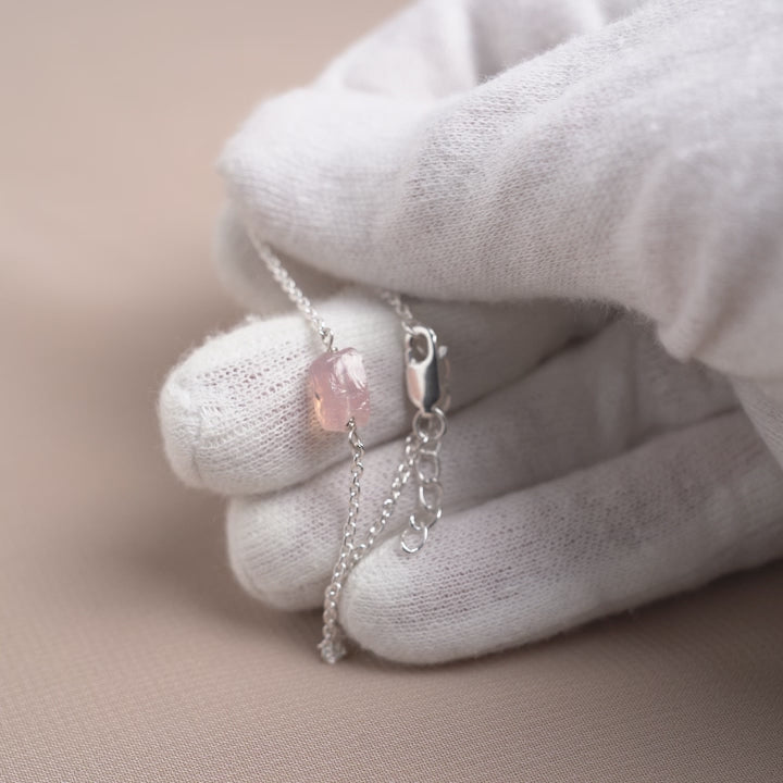 Rose quartz bracelet in silver. Modern bracelet in silver and a raw small rose quartz crystal.