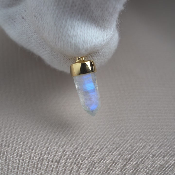 Mini crystal point with Rainbow Moonstine in gold. Gemstone mini point pendant with Moonstone that shimmers in blue.