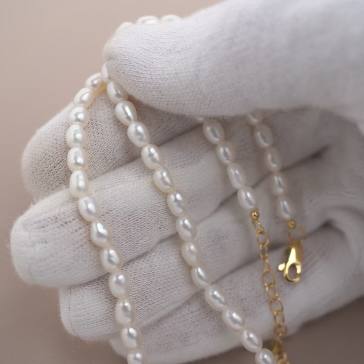 Gold necklace with pearls in a classic design. Freshwater pearl necklace in gold.