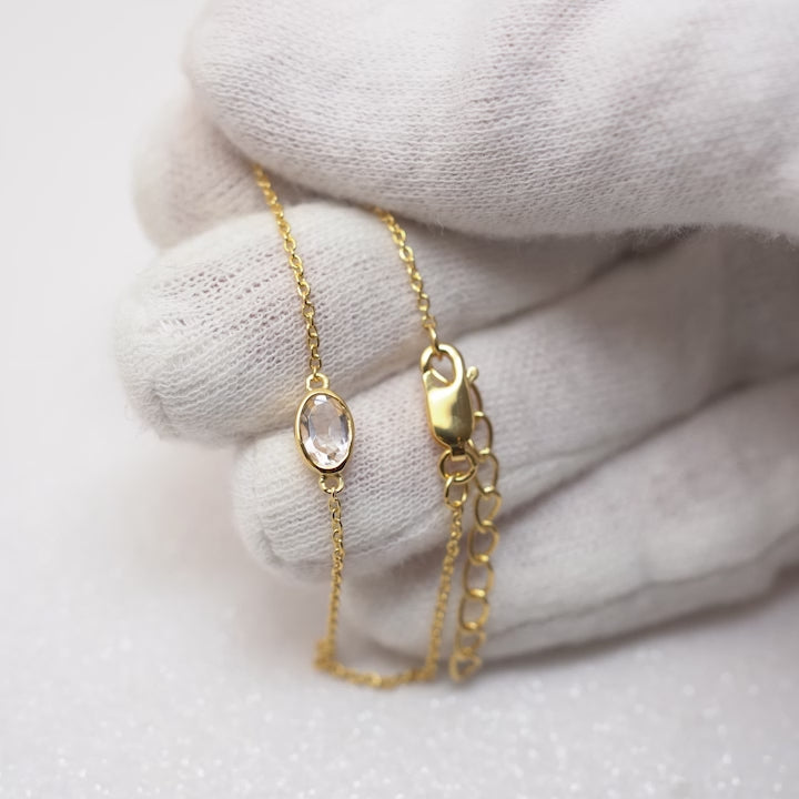 Goldbracelet with April birthstone Clear Quartz. Birthstone bracelet in gold with Clear Quartz gemstone.