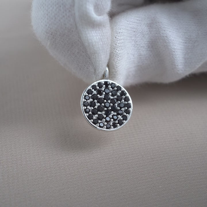 Crystal coin in silver with Onyx gemstones. Gemstone pendant with Onyx crystals in a silver coin.