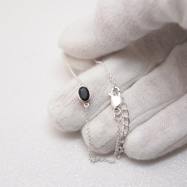 Silver bracelet with gemstone Onyx. Crystal bracelet with the black gemstone Onyx.