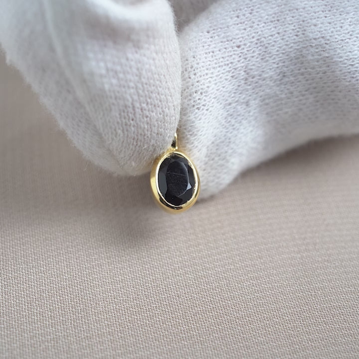 Onyx pendant in gold. Crystal jewelry pendant with black gemstone Onyx in gold.