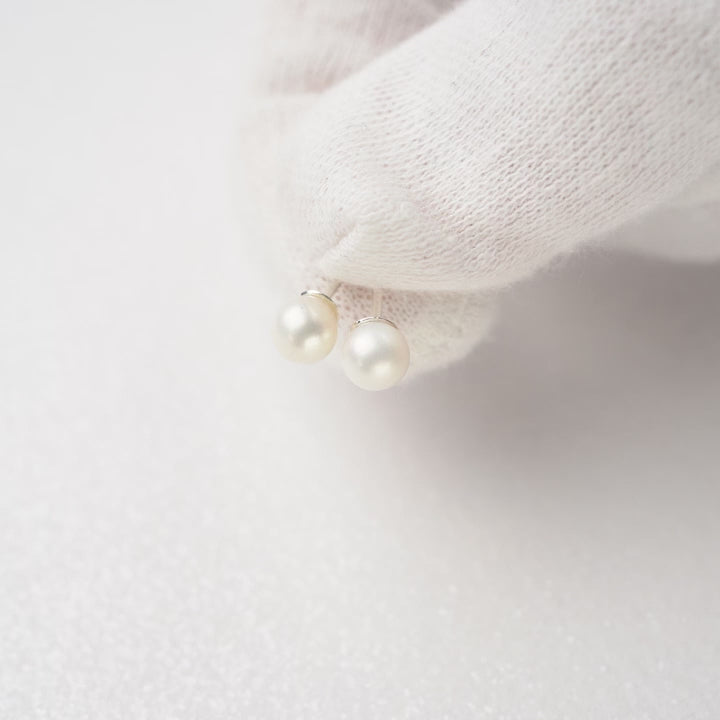 Stud earrings with Freshwater pearls in silver. Classy pearls earrings.