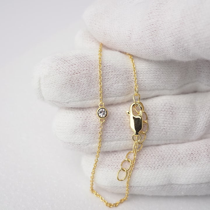 Bracelet in gold with White Topaz that looks like a diamond.