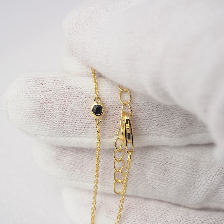 Onyx bracelet in gold. Petite and cute crystal bracelet with Onyx in gold.