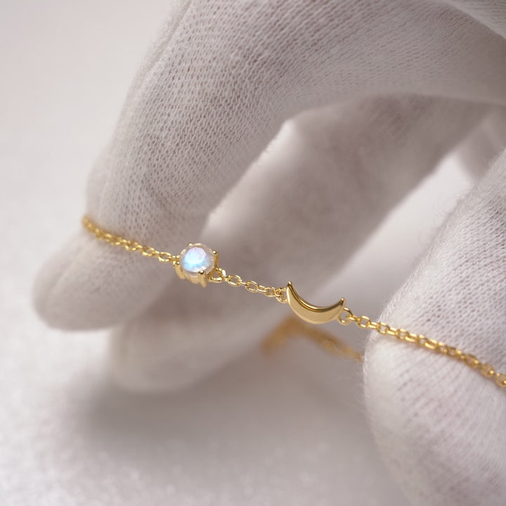 Luna bracelet in gold with Rainbow Moonstone. Gemstone bracelet in gold with crystal Moonstone that has a blue shimmer.