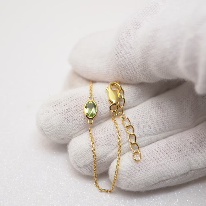 Gold bracelet with green gemstone Peridot. Classy gemstone bracelet with August birthstone Peridot in gold.