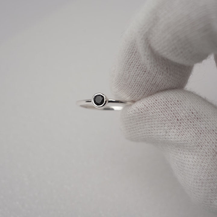 Silver ring with black Onyx gemstone in a classy design. Modern gemstone ring with Onyx in sterling silver.