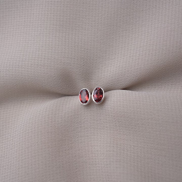 Silver earrings with red gemstone Garnet. Classy and modern crystal earrings with Garnet in silver.