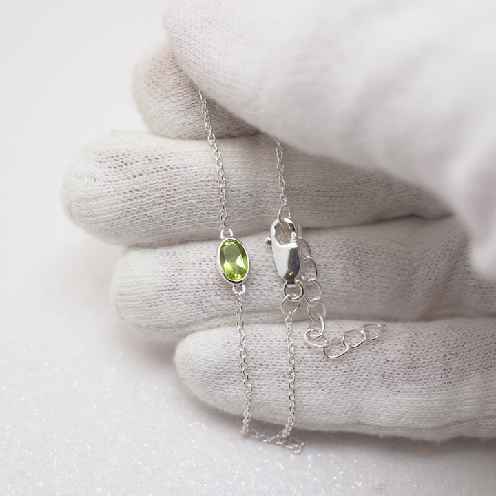Gemstone bracelet with Peridot in Silver. August birthstone bracelet with green gemstone Peridot in silver.