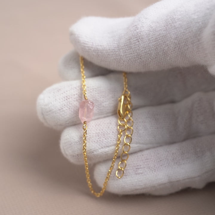 Gold bracelet with small pink crystal Rose Quartz. Bracelet in gold with a pink raw gemstone Rose Quartz.