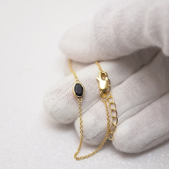 Gold bracelet with gemstone Onyx. Crystal bracelet with Onyx gemstone in gold.