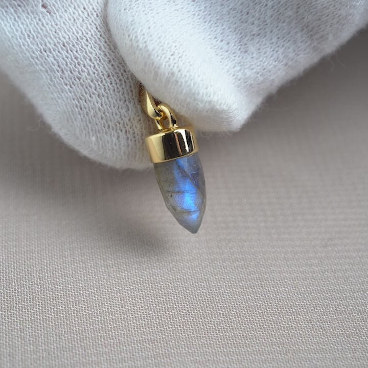 Crystal mini point pendant with Labradorite with gold details. Gemstone pendant with Labradorite shaped into a mini point.